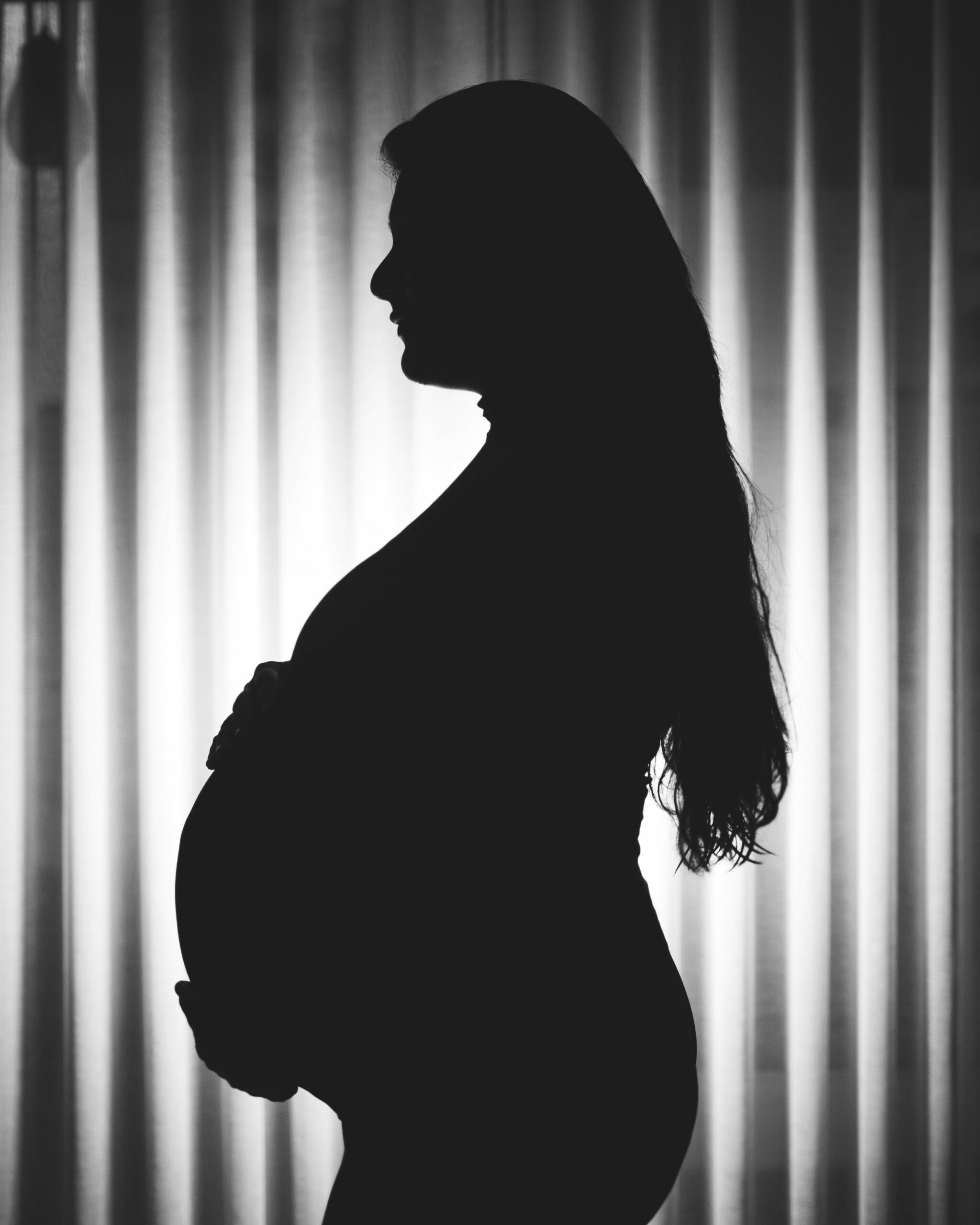 Femme enceinte prenant un moment pour elle pendant sa grossesse
